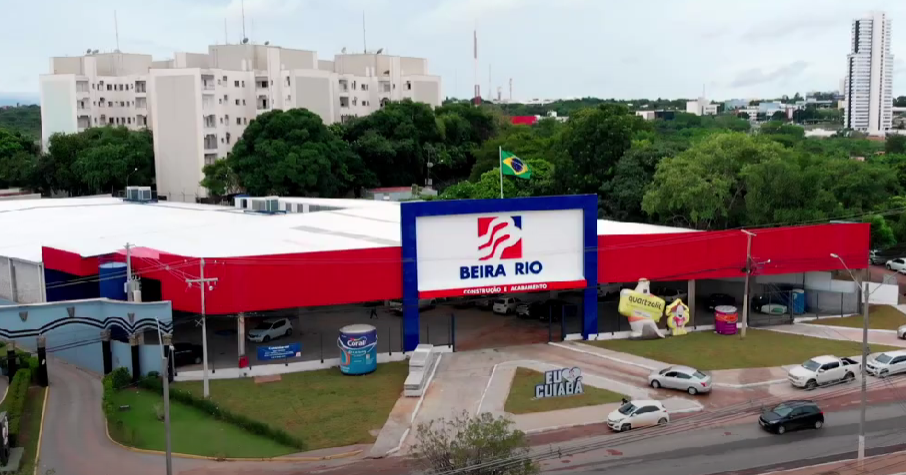 Quantas vezes ao entrar em uma loja de material de construção você pensou que o bom seria ter tudo o que precisa em um só espaço ao construir ou reformar? Então, a Beira Rio é feita para você! Saiba mais sobre tudo que vai encontrar. Conheça os diferenciais da Beira Rio Construção e Acabamento A crise sanitária vivenciada no mundo inteiro durante a pandemia reconheceu a construção civil como uma atividade essencial, o que permitiu que as lojas de material de construção continuassem de portas abertas oferecendo todo o necessário aos consumidores. No período, também houve muitas mudanças comportamentais que colocaram o foco das pessoas para dentro de suas próprias casas, que se tornaram ao mesmo tempo espaço de convivência, trabalho, atividades físicas e lazer. Portanto, o período foi extremamente intenso no reparo e reformas das residências. E onde as pessoas foram buscar itens necessários? Nas lojas de material de construção. Ainda que a fase mais grave da pandemia tenha passado, quando uma pessoa vai realizar uma construção ou reforma, vai necessitar de artigos diversos como ferragens, pisos, suprimentos elétricos e de encanamento, dobradiças, louças para banheiro, portas, tintas e muitos outros itens ligados à construção civil. Quem está nesse processo, seja de construir ou reformar, quer encontrar tudo com bom preço, qualidade e variedade, de preferência em um só lugar. Esse é justamente um dos diferenciais da loja Beira Rio, onde o cliente encontra tudo o que precisa para a reformas ou construções, desde os materiais mais básicos até acabamentos como revestimentos para banheiros, pisos e porcelanato, tinta cimento queimado e muito mais. São diversos modelos, tamanhos e valores variados para todos os gostos, além disso tudo, a Beira Rio garante o melhor negócio para todos os seus clientes. A loja de material de construção e acabamento Beira Rio prioriza a excelência no atendimento e, por isso, pensa na melhor experiência para o cliente, dividindo o seu espaço em diversos departamentos, como: Casa e decoração; Tintas e acessórios; Cozinhas; Banheiros; Ferramentas; Iluminação e elétrica; Pisos e revestimentos; Portas e janelas. Uma maneira de facilitar para o cliente localizar diretamente o que procura e deseja. Conheça a loja Beira Rio Presente há mais de 34 anos na vida dos mato-grossenses, é uma empresa conectada com o futuro, mas principalmente, dedicada a oferecer o melhor para os clientes, colaboradores e fornecedores. Com muitos anos de jornada, a empresa acompanha a modernização do mercado sem perder de vista o mais valioso: o lado humano. Além de contribuir para a economia e crescimento do estado há décadas, a Beira Rio abraça dezenas de ações de responsabilidade social. Na Beira Rio, cada cliente tem um valor inestimável porque a empresa reconhece que o seu público é a razão da sua existência e da sua história. São seus consumidores que ajudam na construção de um sonho que é oferecer soluções, produtos e serviços que possibilitem a realização de muitos projetos. A Beira Rio está presente em 5 cidades do estado do Mato Grosso (Cuiabá, Colíder, Guarantã do Norte, Nova Canaã e Sinop). Veja qual a loja de material de construção mais próxima de você! Fernando Correia Avenida Fernando Corrêa da Costa, 7250 - São José, Cuiabá - MT Tel: (65) 3028-3000 Bom Clima Av. República do Líbano, 1520B - Despraiado, Cuiabá - MT Tel: (65) 3028-3000 Jardim da Américas Av. Arquimedes Pereira Lima, 30 - Jardim Renascer, Cuiabá - MT Tel: (65) 3028-3000 Carmindo de Campos Av. Carmindo de Campos, 3185 - Dom Aquino, Cuiabá - MT Tel: (65) 3028-3000 Você também pode entrar em contato com o nosso WhatsApp e solicitar orçamentos, que estaremos à disposição para atendê-lo e sanar todas as dúvidas.