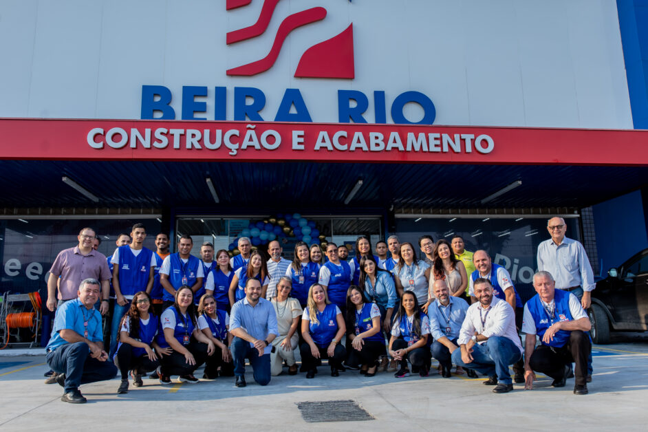 A Beira Rio Construção e Acabamento, grupo especializado em venda de materiais para construção, reforma e acabamentos, celebrou 35 anos no último dia 6 de outubro, com a reinauguração da loja na Avenida Fernando Corrêa, em Cuiabá. A unidade conta com estacionamento amplo, coberto e gratuito, showroom com mais de 1.000 modelos de porcelanatos, pisos e revestimentos, vasto estoque a pronta entrega, seção de iluminação, portas e janelas, metais e louças, todas reformuladas, com o melhor mix e variedade de produtos. A empresa, que tem investido em inaugurações e reformas nos últimos anos, modernizou a estrutura e layout da loja na Avenida Fernando Corrêa para garantir melhor experiência de compra aos consumidores em Cuiabá. “Os clientes sabem do nosso compromisso em realizar sonhos. Isso deixa nossa equipe motivada e também aumenta nossa expectativa de vendas, pois sempre esperamos melhorar nossos resultados dentro da excelência do grupo Beira Rio”, afirma Rubens Lopes, gerente regional do grupo. Um dos diferenciais da Beira Rio é que o cliente encontra tudo que precisa para a construção, dos materiais básicos como cimento e telha, até o acabamento como pisos, porcelanatos e revestimentos dos mais variados modelos, tamanhos e valores. A loja renovou seus showrooms de iluminação, metais e ampliou o mix de produtos com novas marcas. Além disso, possui uma linha completa de tintas das marcas Coral e Suvinil, e possui mais de 10 mil itens divididos em segmentos, trazendo a solução completa para sua obra ou reforma! O diretor-geral do grupo, Luiz Augusto Rebouças Júnior, agradeceu a presença de todos os colaboradores e fornecedores, e destacou que a população ganha muito com a reformulação da unidade. "Tudo foi pensado com muito carinho para fortalecer ainda mais a Beira Rio no coração dos nossos clientes. Melhoramos todos os setores da loja, para aprimorar a experiência de compra dos consumidores", reforça. A unidade está localizada na avenida Fernando Corrêa da Costa, número 7250, bairro São José, Cuiabá/MT. O telefone e WhatsApp para contato é (65) 3028-3000. Atendimento de segunda a sexta-feira, das 7h30 às 18h, e aos sábados até 13h. Conheça a marca Fundada em Colíder, Mato Grosso, a Beira Rio Construção e Acabamento, grupo especializado em venda de materiais para construção, reforma e acabamentos, nasceu há 35 anos, a partir dos esforços dos senhores Luiz Augusto Rebouças e José Roberto Rebouças, que decidiram sair do Paraná e construir o projeto de ter seu comércio próprio. O sonho virou realidade e prosperou. Hoje, o grupo está presente em cinco cidades do estado: Cuiabá, Colíder, Guarantã do Norte, Nova Canaã e Sinop, com nove lojas, incluindo uma unidade no estilo atacarejo, em Sinop.