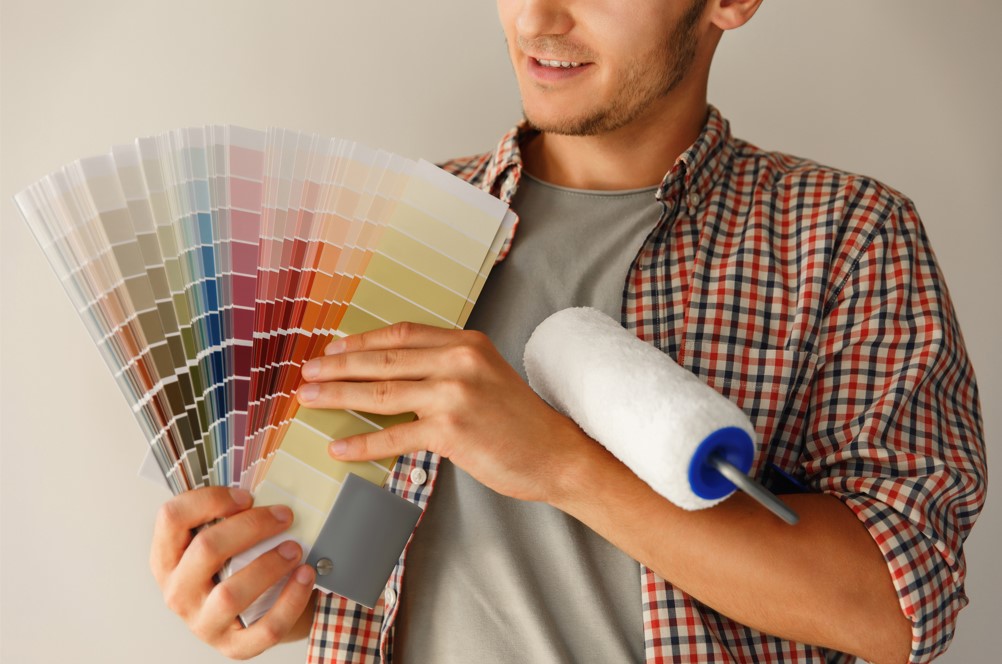 O texto relata sobre quais são as melhores cores para pintar casa e quais tons são indicados para cada ambiente.