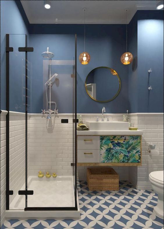 Apostar em um banheiro pequeno e moderno pintado em verde ou azul fosco é uma das formas de abrir a paleta de cores e permitir que o design seja trabalhado com tantas outras tonalidades complementares. 